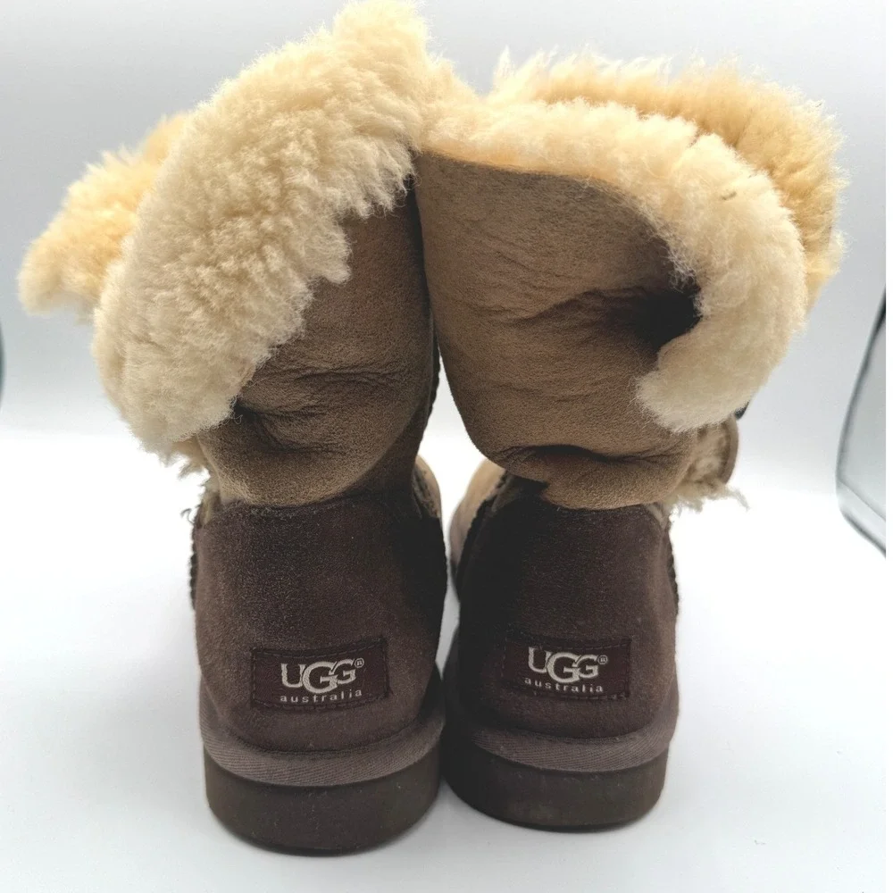 UGG Australia Bailey Button Bomber Boots Chestnut Brown Sheepskin 5838 Mens 8